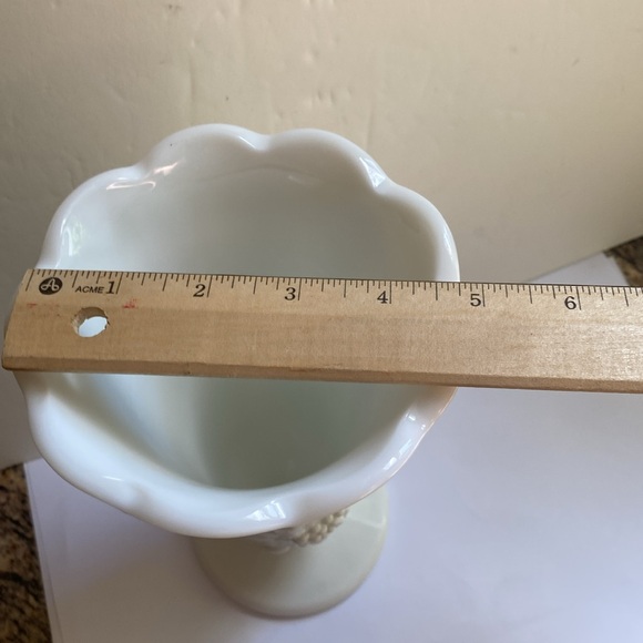 Vintage Westmoreland Paneled Grape 9¼" Tall White Milk Glass Vase ~ Crisp Detail - Picture 4 of 9